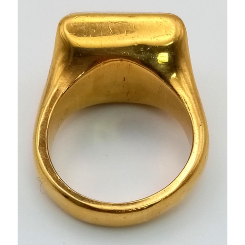 58 - A Very Heavy Vintage 22K Sphinx Signet Ring. Size Q.
45.85g.