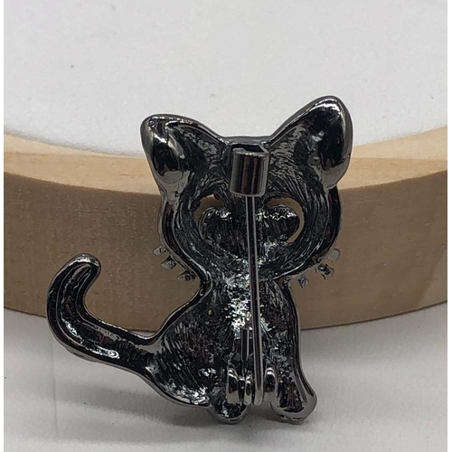 572 - A Cute Pussycat Crystal Set Brooch. 3cm.