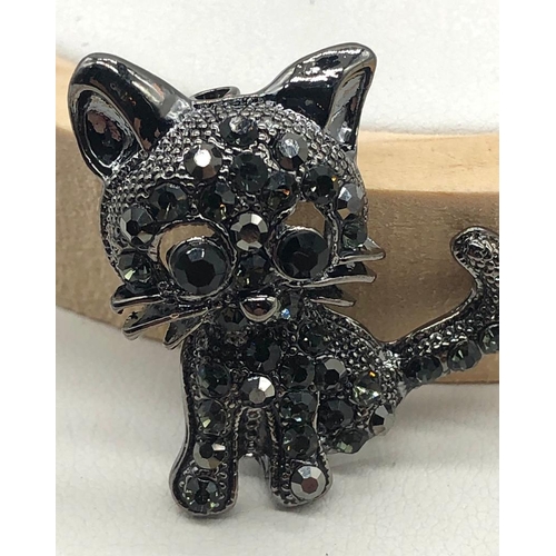 572 - A Cute Pussycat Crystal Set Brooch. 3cm.