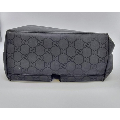 183 - A GUCCI bag with two external pockets, with original protective cloth bag. Appr. dimensions: 30 x 13... 