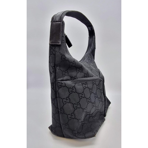 183 - A GUCCI bag with two external pockets, with original protective cloth bag. Appr. dimensions: 30 x 13... 