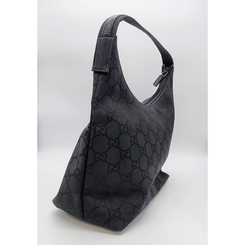 183 - A GUCCI bag with two external pockets, with original protective cloth bag. Appr. dimensions: 30 x 13... 