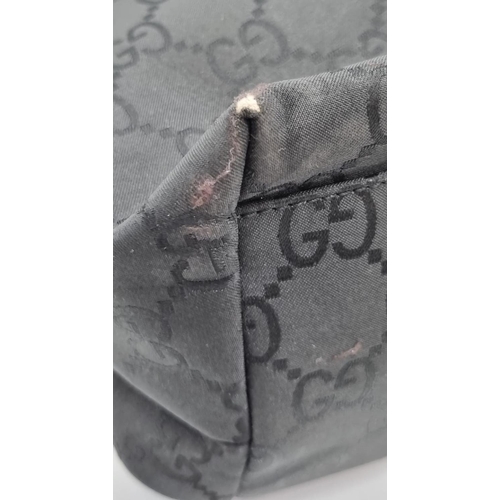 183 - A GUCCI bag with two external pockets, with original protective cloth bag. Appr. dimensions: 30 x 13... 