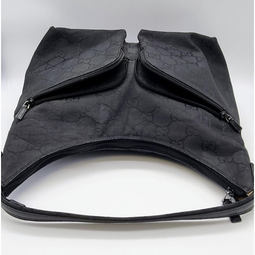 183 - A GUCCI bag with two external pockets, with original protective cloth bag. Appr. dimensions: 30 x 13... 