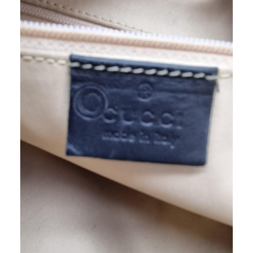 183 - A GUCCI bag with two external pockets, with original protective cloth bag. Appr. dimensions: 30 x 13... 