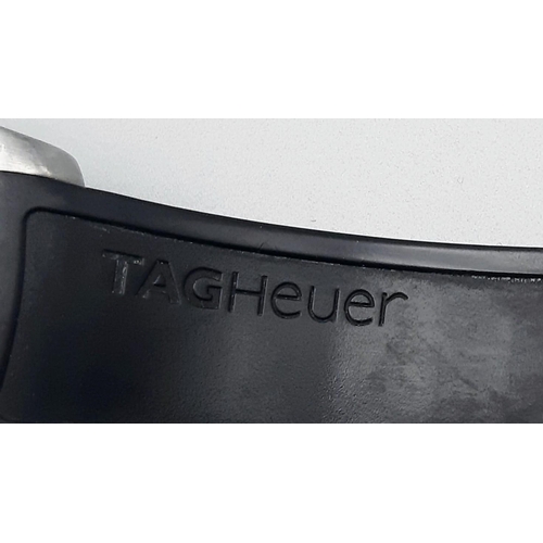 710 - A Tag Heuer Aquaracer Gents Wristwatch. Original black rubber strap. Stainless steel case - 41mm. 30... 