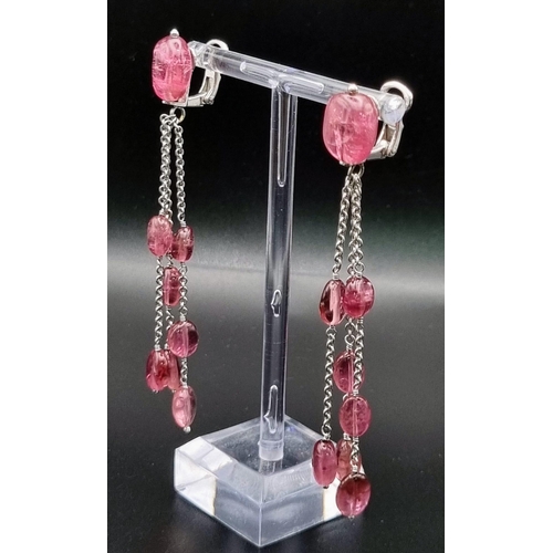 365 - An 18 K white gold long pair of earrings with pink tourmaline cabochons. Length: 8 cm, total weight:... 