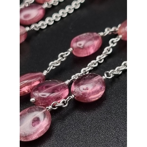 365 - An 18 K white gold long pair of earrings with pink tourmaline cabochons. Length: 8 cm, total weight:... 