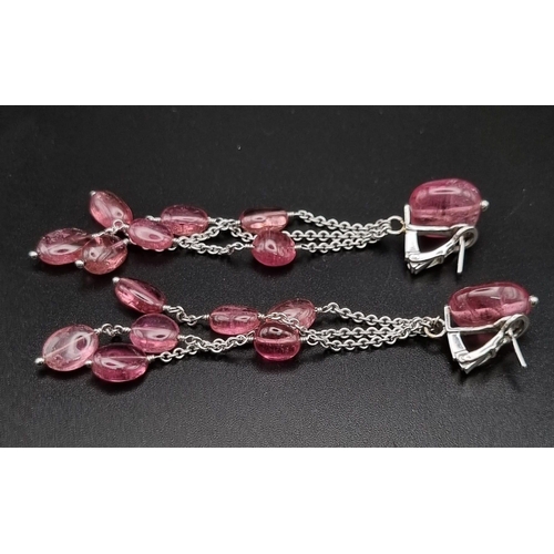 365 - An 18 K white gold long pair of earrings with pink tourmaline cabochons. Length: 8 cm, total weight:... 