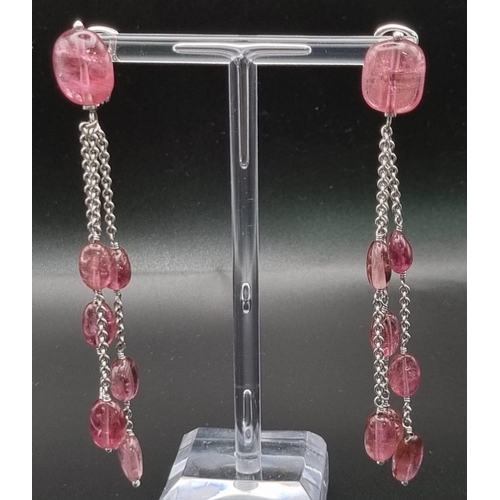 365 - An 18 K white gold long pair of earrings with pink tourmaline cabochons. Length: 8 cm, total weight:... 