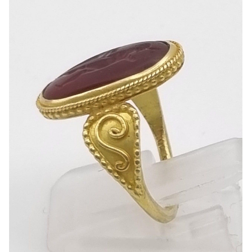 250 - An Ancient Greek Possibly Roman 22K Gold Intaglio Carnelian Agate Ring. Size O. 3.81g total weight.