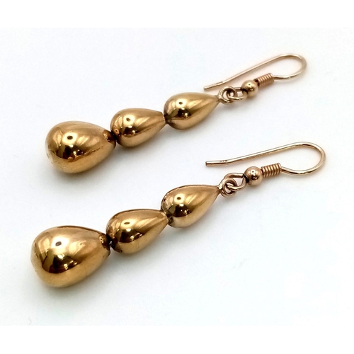 118 - A Pair of Three-Teardrop 9K Yellow Gold Drop Earrings.
3.5cm drop. 4.8g total weight.