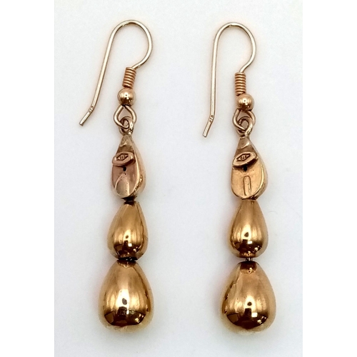 118 - A Pair of Three-Teardrop 9K Yellow Gold Drop Earrings.
3.5cm drop. 4.8g total weight.