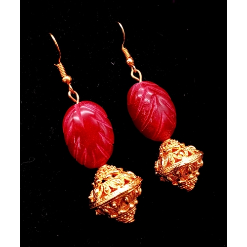 142 - An impressive, Indian, hand carved ruby necklace and earrings set in a presentation box. Necklace le... 