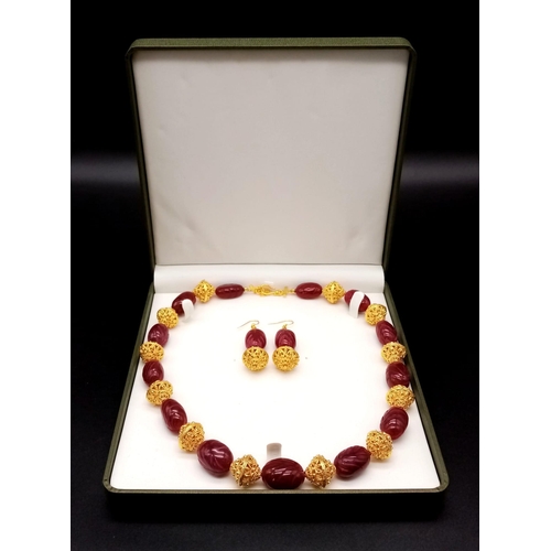 142 - An impressive, Indian, hand carved ruby necklace and earrings set in a presentation box. Necklace le... 