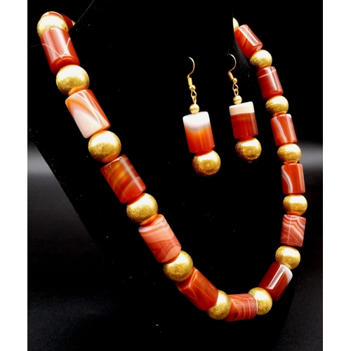 205 - A stunning honey coloured banded agate necklace and earrings set with 18 karats gold plated parts.
N... 