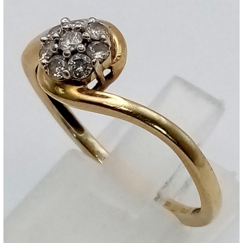 371 - 9K YELLOW GOLD DIAMOND CLUSTER RING. 2.3G. 0.25CT SIZE U