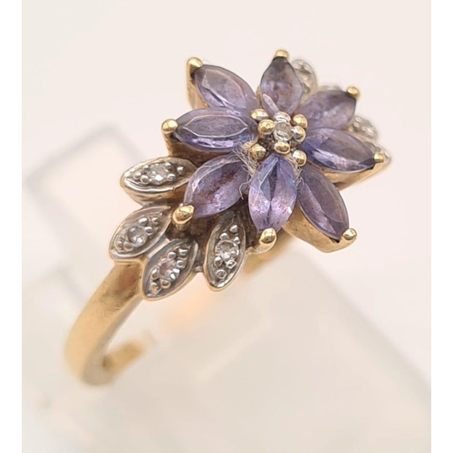 264 - 9K YELLOW GOLD DIAMOND & IOLITE CLUSTER RING. 2.6G. SIZE L