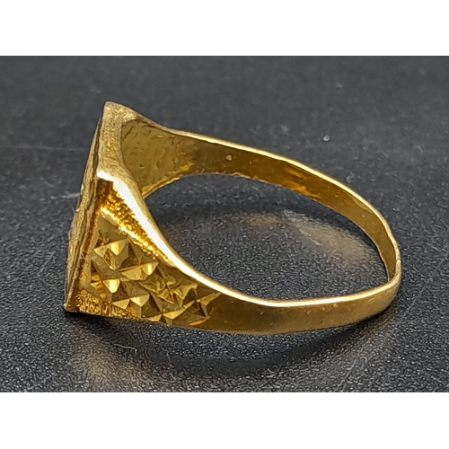 447 - A 22K Yellow Gold Star-Design Signet Ring. Size R. 4.8g.
Note: This ring is slightly bent on the bac... 