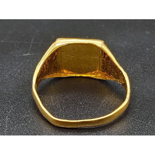 447 - A 22K Yellow Gold Star-Design Signet Ring. Size R. 4.8g.
Note: This ring is slightly bent on the bac... 