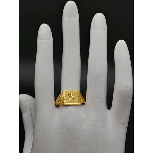 447 - A 22K Yellow Gold Star-Design Signet Ring. Size R. 4.8g.
Note: This ring is slightly bent on the bac... 