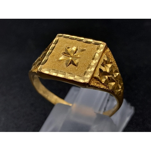 447 - A 22K Yellow Gold Star-Design Signet Ring. Size R. 4.8g.
Note: This ring is slightly bent on the bac... 