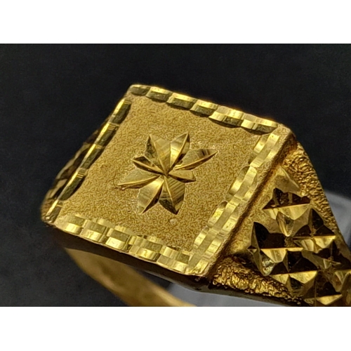 447 - A 22K Yellow Gold Star-Design Signet Ring. Size R. 4.8g.
Note: This ring is slightly bent on the bac... 