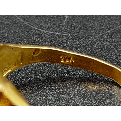 447 - A 22K Yellow Gold Star-Design Signet Ring. Size R. 4.8g.
Note: This ring is slightly bent on the bac... 