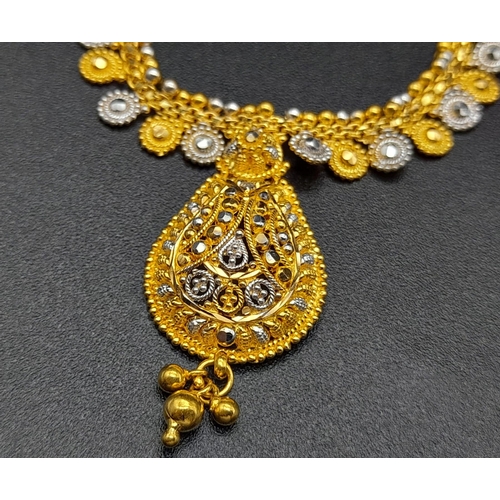 65 - A Glamourous 22k Yellow and White Gold Asian Design Necklace with Hanging Shell Pendant. 3 and 40cm.... 