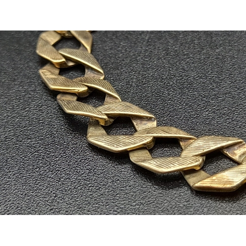 86 - A Vintage 9K Yellow Gold Octagon Linked Bracelet. 16cm.
6.67g. Ref - 3289.