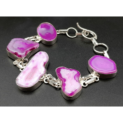 212 - A statement, magenta coloured, natural agate, necklace and bracelet set in white metal (untested). P... 