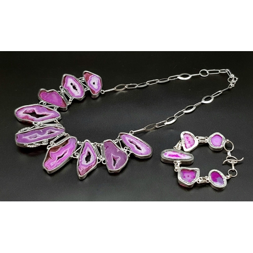 212 - A statement, magenta coloured, natural agate, necklace and bracelet set in white metal (untested). P... 