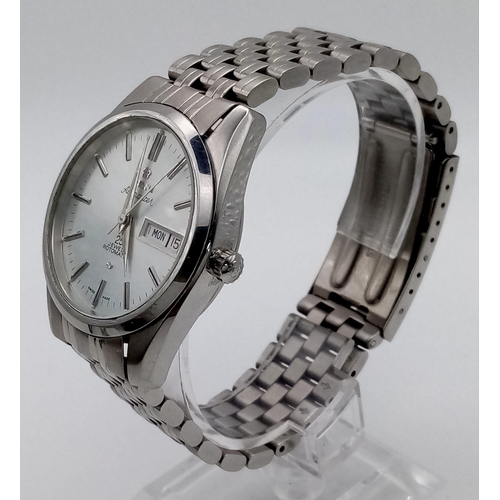 235 - A Swiss Made Titoni Automatic Airmaster Gents Watch. Stainless steel strap and case - 35mm. Silver t... 