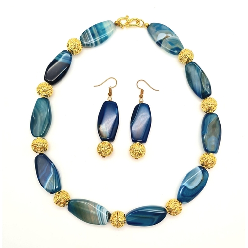 296 - A fantastic, blue coloured, banded and large beaded agate, with gold plated (18 K) fittings, necklac... 