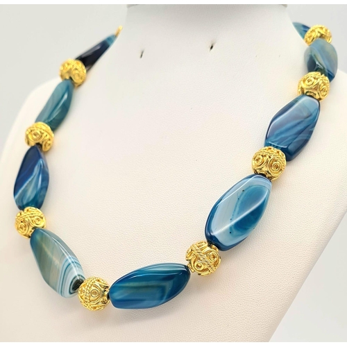 296 - A fantastic, blue coloured, banded and large beaded agate, with gold plated (18 K) fittings, necklac... 