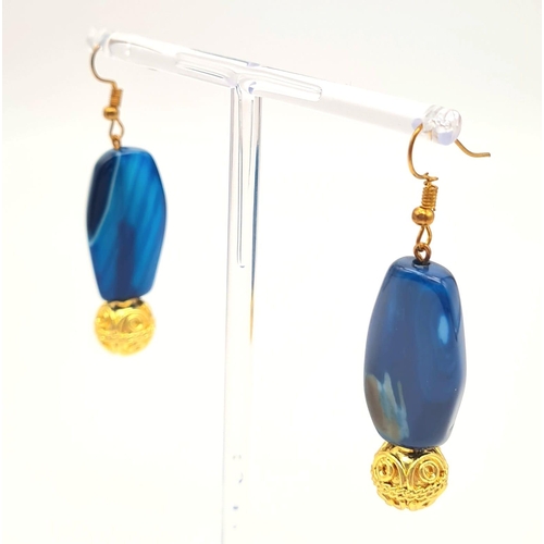 296 - A fantastic, blue coloured, banded and large beaded agate, with gold plated (18 K) fittings, necklac... 