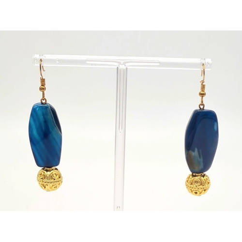 296 - A fantastic, blue coloured, banded and large beaded agate, with gold plated (18 K) fittings, necklac... 