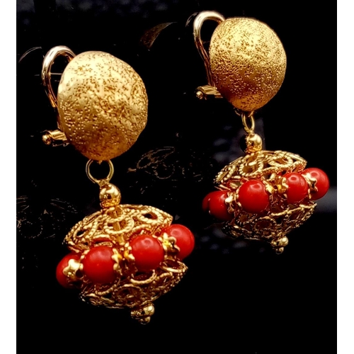 54 - An 18 K yellow gold pair of earrings with red coral and a matching pendant on 18 K chain. Pendant le... 