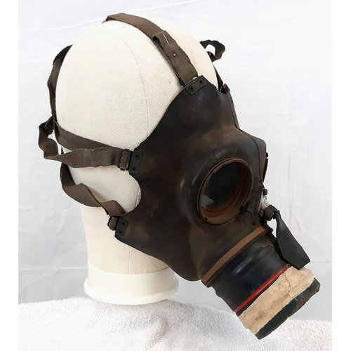 996 - An Original WW2 British Homes Service Gas Mask - Dated 1939. Please see photos for conditions.