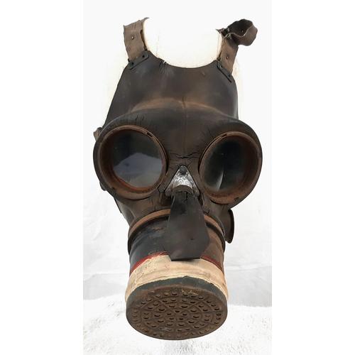 996 - An Original WW2 British Homes Service Gas Mask - Dated 1939. Please see photos for conditions.