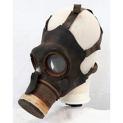 996 - An Original WW2 British Homes Service Gas Mask - Dated 1939. Please see photos for conditions.