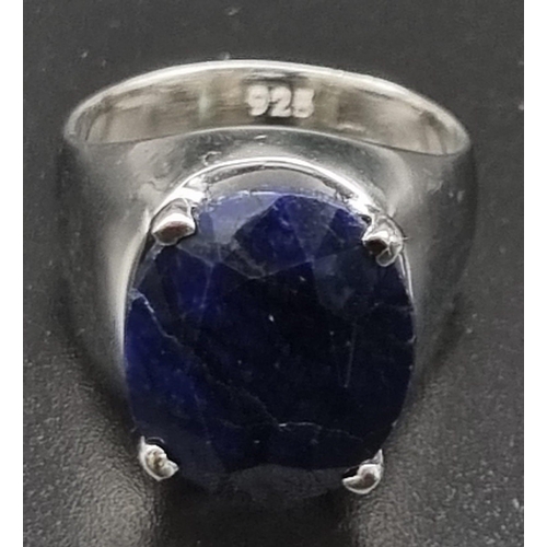 704 - 17.50cts Blue Sapphire Man Ring in 925 Silver. 13.9 grams. Size: U