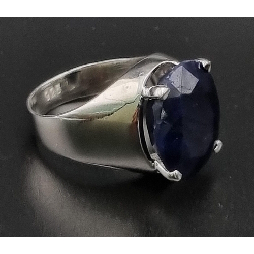 704 - 17.50cts Blue Sapphire Man Ring in 925 Silver. 13.9 grams. Size: U