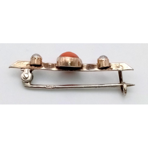 587 - An Antique Coral and Seed Pearl Brooch on Gilded Metal.
3cm.