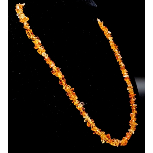 639 - A Natural Rough Citrine Necklace with Barrel Clasp.
44cm.