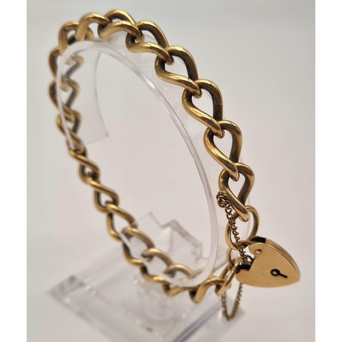 243 - A 9K Yellow Gold Curb-Link Bracelet with Heart Clasp.
20cm. 33g. Ref - 3399.