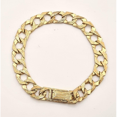 376 - A 9K Yellow Gold Childs Flat Curb Link Bracelet. 14cm.
6.94g. Ref - 3551.