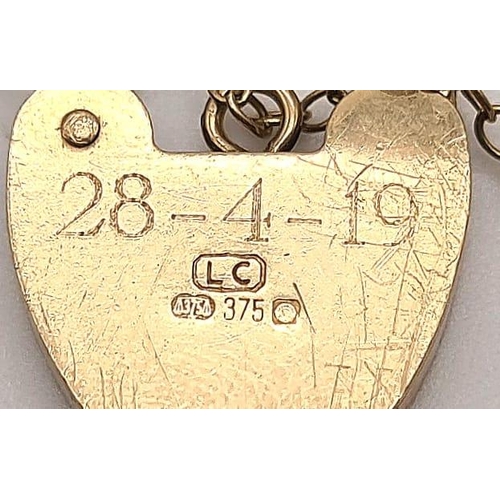 416 - A 9K Yellow Gold Gate Bracelet with Heart Clasp. 16cm.
12.2g. Ref - 3823.