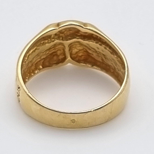 23 - An 18K Yellow Gold Twin Band Ring. Size K. 5g. Ref - 8633.