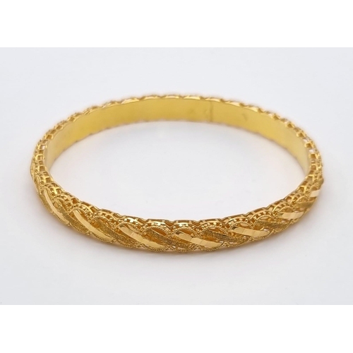 456 - A 21k Yellow Gold Asian Wedding Bangle - pierced and filigree decoration work. 7cm inner diameter. 1... 